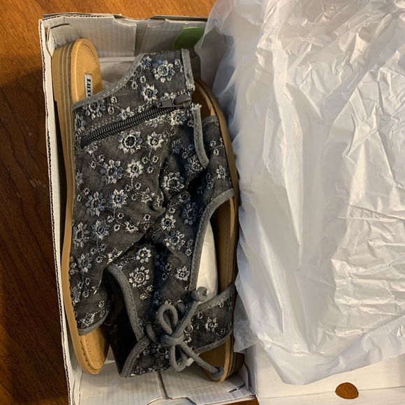 NWT sandals - Picture 3 of 6